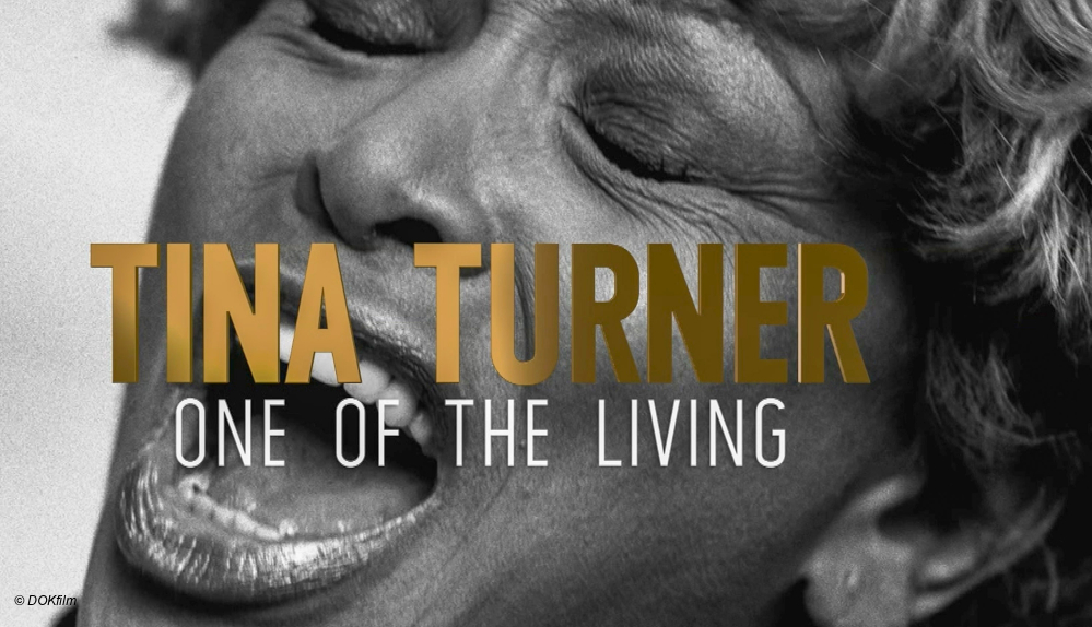 Tina Turner mit Schriftzug "On the Living"