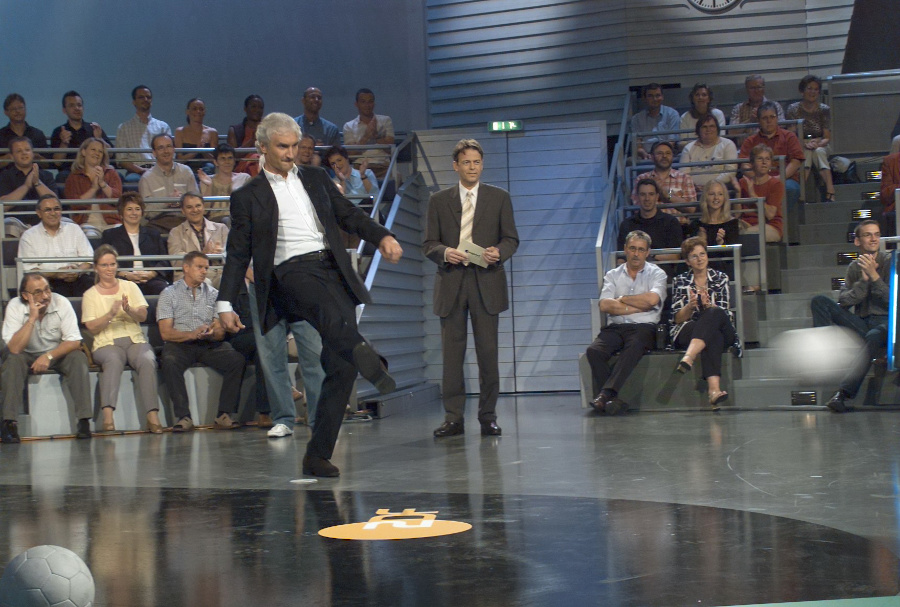 Rudi Völler und Rudi Cerne beim Torwandschießen