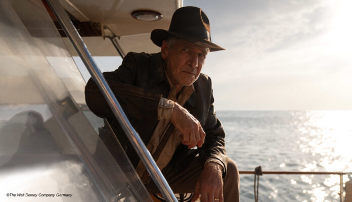 Harrison Ford als Indiana Jones auf einem Boot