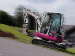 Pinker Telekom Bagger