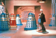 "Dr. Who und die Daleks": Retro-Roboter und ein Darsteller in einem hell erleuchteten Raum