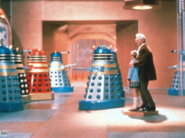"Dr. Who und die Daleks": Retro-Roboter und ein Darsteller in einem hell erleuchteten Raum