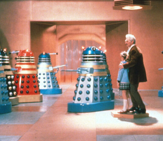 "Dr. Who und die Daleks": Retro-Roboter und ein Darsteller in einem hell erleuchteten Raum