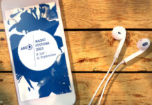 Smartphone mit ARD Radiofestival Logo