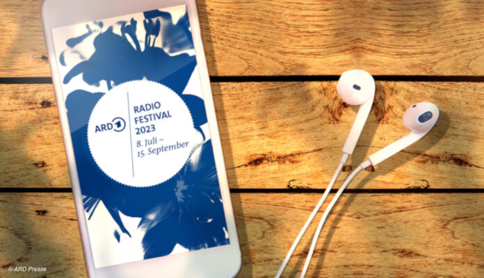 Smartphone mit ARD Radiofestival Logo