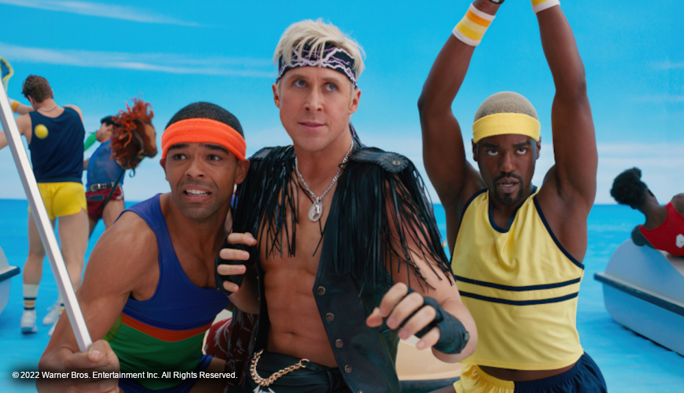 Ryan Gosling und andere Kens stehen angriffslustig am Strand (Szene aus "Barbie")
