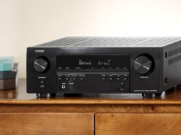 Denon Verstärker auf Kommode