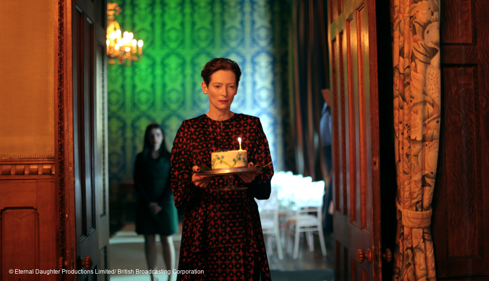 Tilda Swinton mit Geburtstagstorte in "Eternal Daughter"