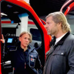 Henning Baum mit Rettungssanitätern