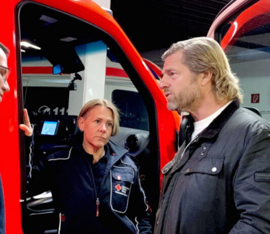 Henning Baum mit Rettungssanitätern