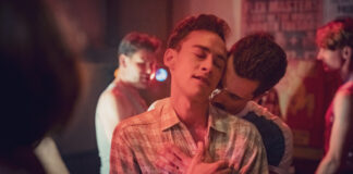 Küssende Männer auf der Tanzfläche in "It's a Sin"