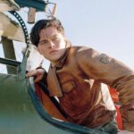 Leonardo DiCaprio an Bord eines Doppeldecker-Flugzeugs als der junge Howard Hughes in "Aviator"