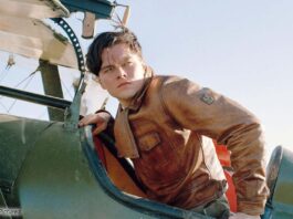 Leonardo DiCaprio an Bord eines Doppeldecker-Flugzeugs als der junge Howard Hughes in "Aviator"