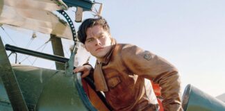 Leonardo DiCaprio an Bord eines Doppeldecker-Flugzeugs als der junge Howard Hughes in "Aviator"