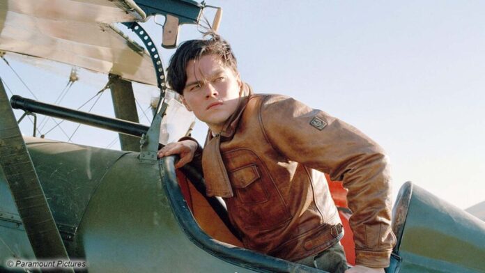 Leonardo DiCaprio an Bord eines Doppeldecker-Flugzeugs als der junge Howard Hughes in 