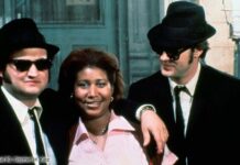 DIe Blues Brothers posieren mit Soul-Legende Aretha Franklin, die auch Teil des Films ist.