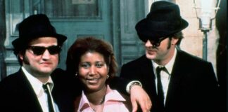 DIe Blues Brothers posieren mit Soul-Legende Aretha Franklin, die auch Teil des Films ist.