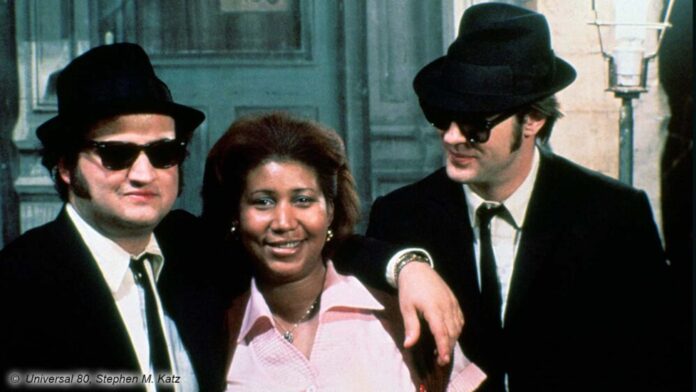 DIe Blues Brothers posieren mit Soul-Legende Aretha Franklin, die auch Teil des Films ist.