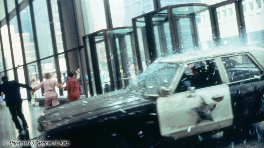 Ein Polizeiauto kracht im Film "Blues Brothers" durch ein Schaufenster. Solche Unfälle sind ein Markenzeichen der Filmreihe.