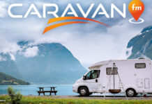 Wohnwagen in Natur mit Caravan.fm-Logo