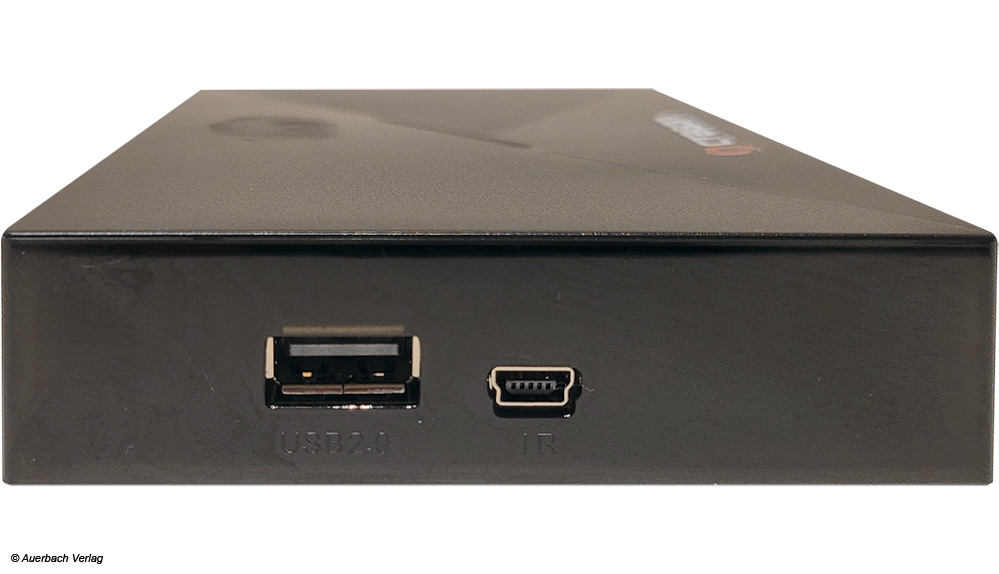 Seitlich ist ein USB-Anschluss zur Aufnahme von USB-Datenträgern vorhanden, daneben eine Schnittstelle für den externen Infrarotsensor