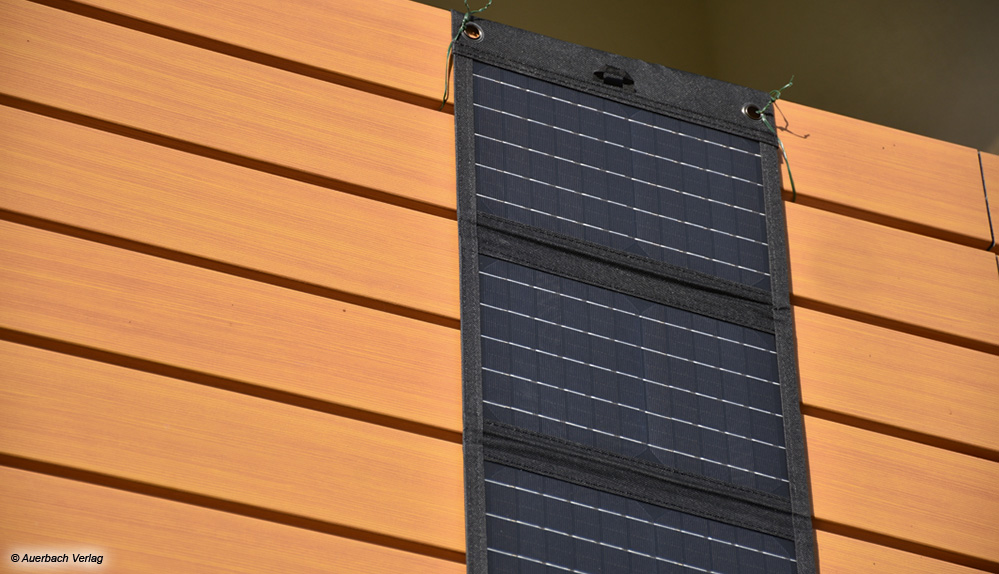 Binnen weniger Sekunden ist der Solarlader am Balkon befestigt. Bei senkrechter oder leicht schräger Betriebslage steigt die Stromausbeute spürbar