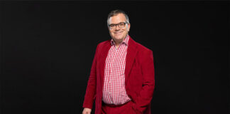 Elton in rotem Sakko als Moderator von "Blamieren oder Kassieren" (RTL)