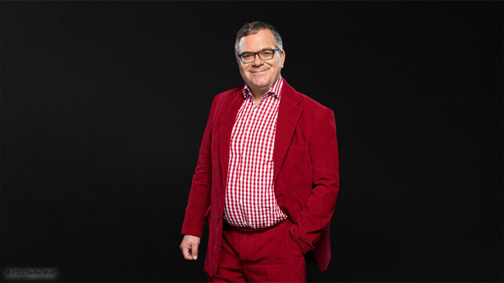 Elton in rotem Sakko als Moderator von "Blamieren oder Kassieren" (RTL)