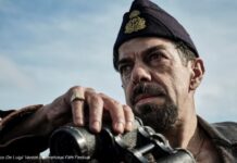 Pierfrancesco Favino als "Comandante" Salvatore Todaro mit Fernglas