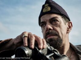 Pierfrancesco Favino als "Comandante" Salvatore Todaro mit Fernglas