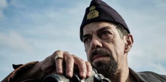 Pierfrancesco Favino als "Comandante" Salvatore Todaro mit Fernglas