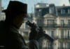 Michael Fassbender mit Fernrohr am Fenster