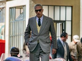 Adam Driver in einem grauen Anzug als Enzo Ferrari