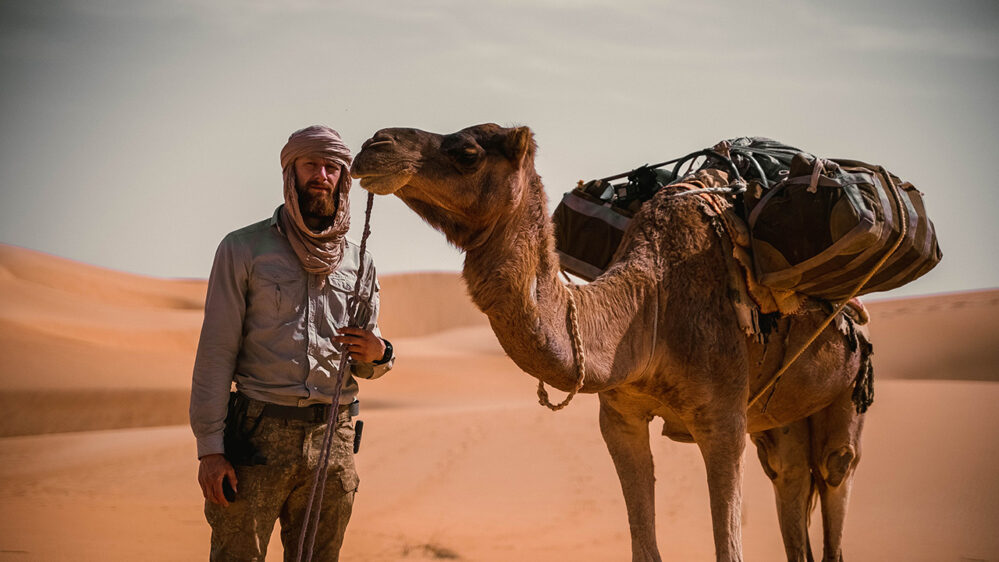 Fritz Meinecke mit Kamel in der Sahara-Wüste