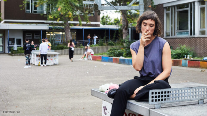 Nina sitzt auf einer Tischtennisplatte in ihrer alten Heimatstadt und raucht (Geranien, ZDF)