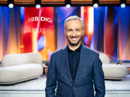 Jan Böhmermann als Moderator von "Lass dich überwachen!" im ZDF