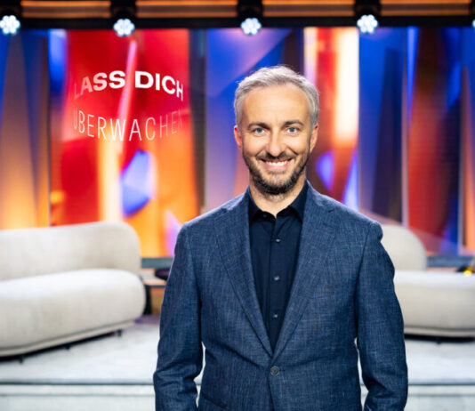Jan Böhmermann als Moderator von "Lass dich überwachen!" im ZDF