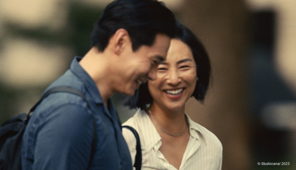 Nora und Hae Sung lachen in "Past Lives"