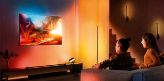 Fernseher mit Philips Lichtinstalation