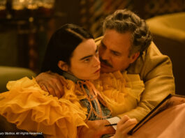 Emma Stone und Mark Ruffalo in "Poor Things"