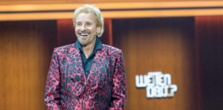 Thomas Gottschalk vor Wetten, dass-Logo