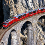 Bernina Express auf Landwasserviadukt.