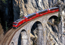 Bernina Express auf Landwasserviadukt.