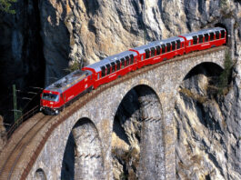 Bernina Express auf Landwasserviadukt.