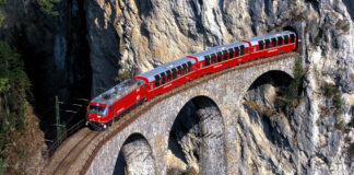 Bernina Express auf Landwasserviadukt.