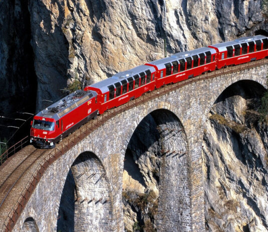 Bernina Express auf Landwasserviadukt.