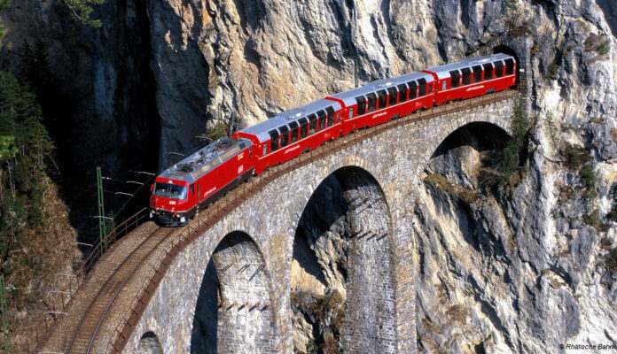 Bernina Express auf Landwasserviadukt.