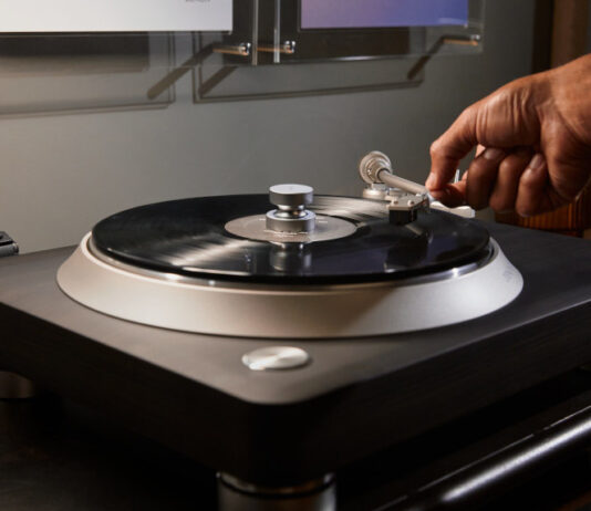 Premium-Plattenspieler DP-3000NE von Denon