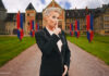 Sonja Zietlow vor einem Schloss in "Die Verräter"