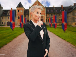 Sonja Zietlow vor einem Schloss in "Die Verräter"